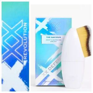 Makeup Revolution XX Revolution The Saviour Deep Cleaning Brush